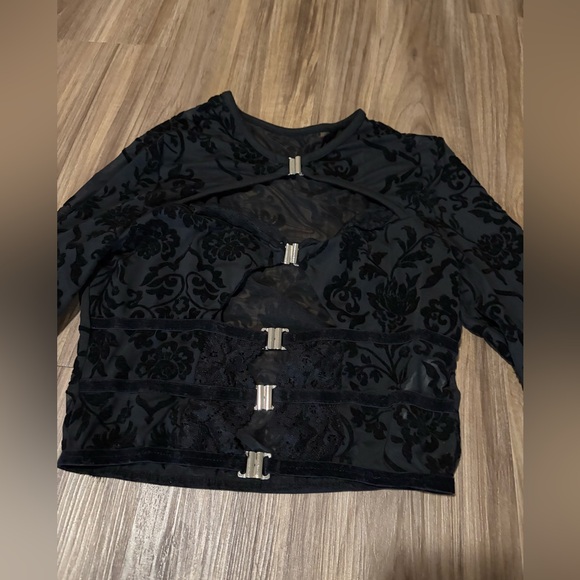 SHEIN Black Velvet Long-Sleeve Cropped Top with Front Clasps - Picture 3 of 3